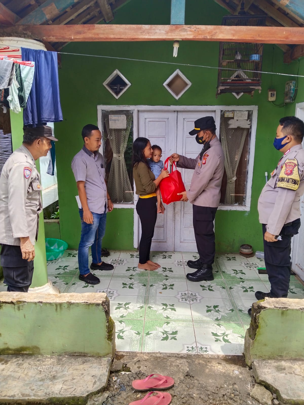 Kembali Kapolsek Cibogo Serahkan Bantuan Kepada Anak Asuh Polsek Cibogo