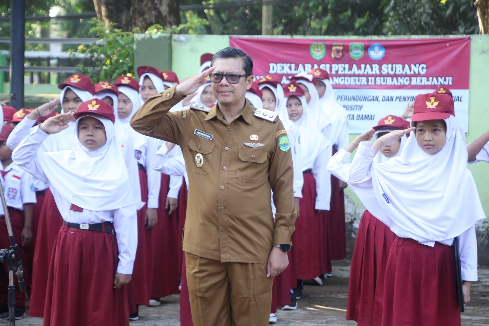 KEMBALI KE SDN DANGDEUR 2, KANG AKUR BERNOSTALGIA DAN BERIKAN PESAN PENDIDIKAN DI MOMENTUM HARDIKNAS