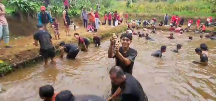 Kemeriahan HUT RI ke-81 di Kampung Sukahurip Subang: Dari Jalan Santai Hingga Gobyag Ikan