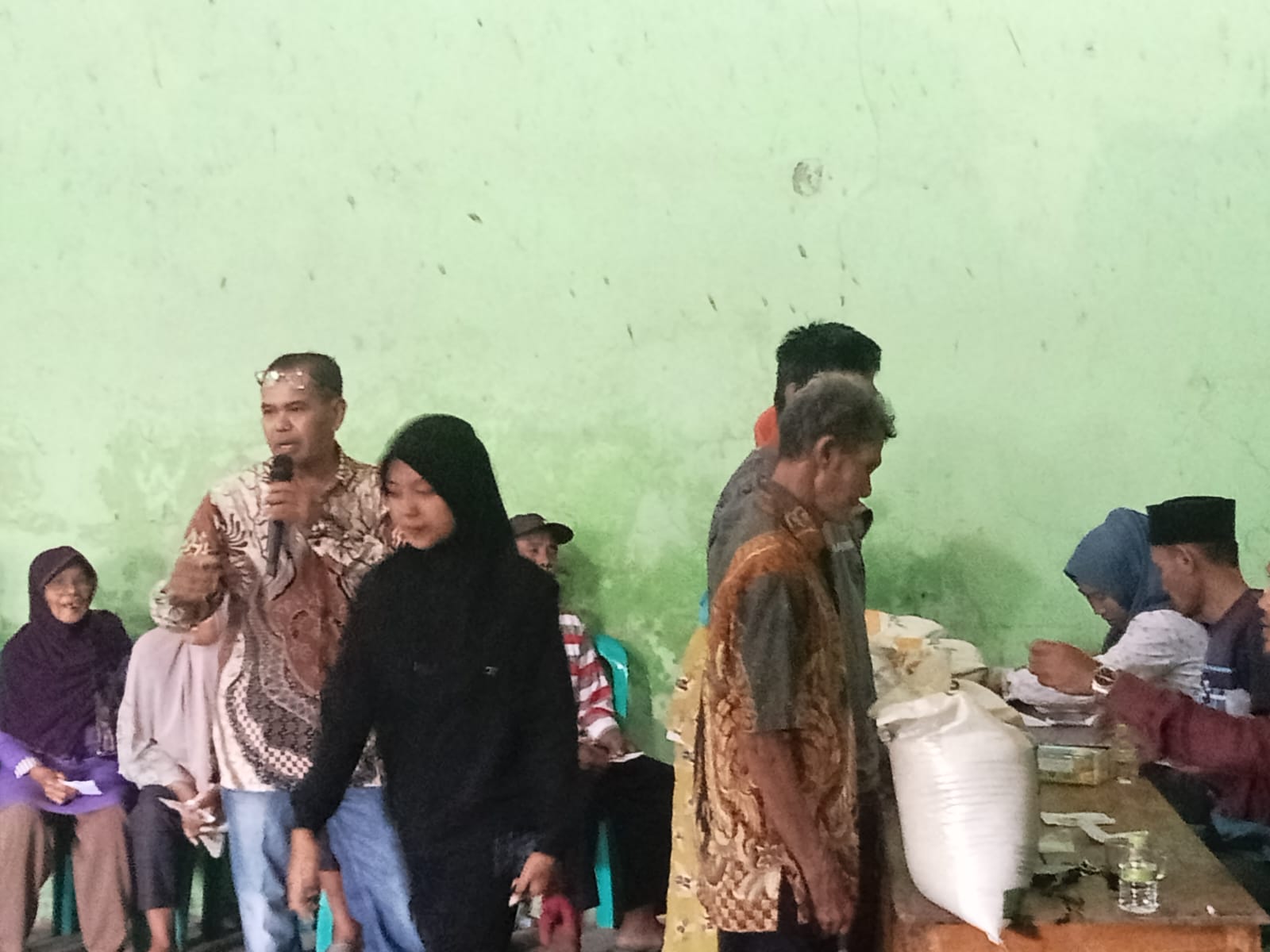 Kepala Desa Jambelaer Dawuan,Dampingi Pembagian Bantuan Beras Ketahanan Pangan dari Bulog