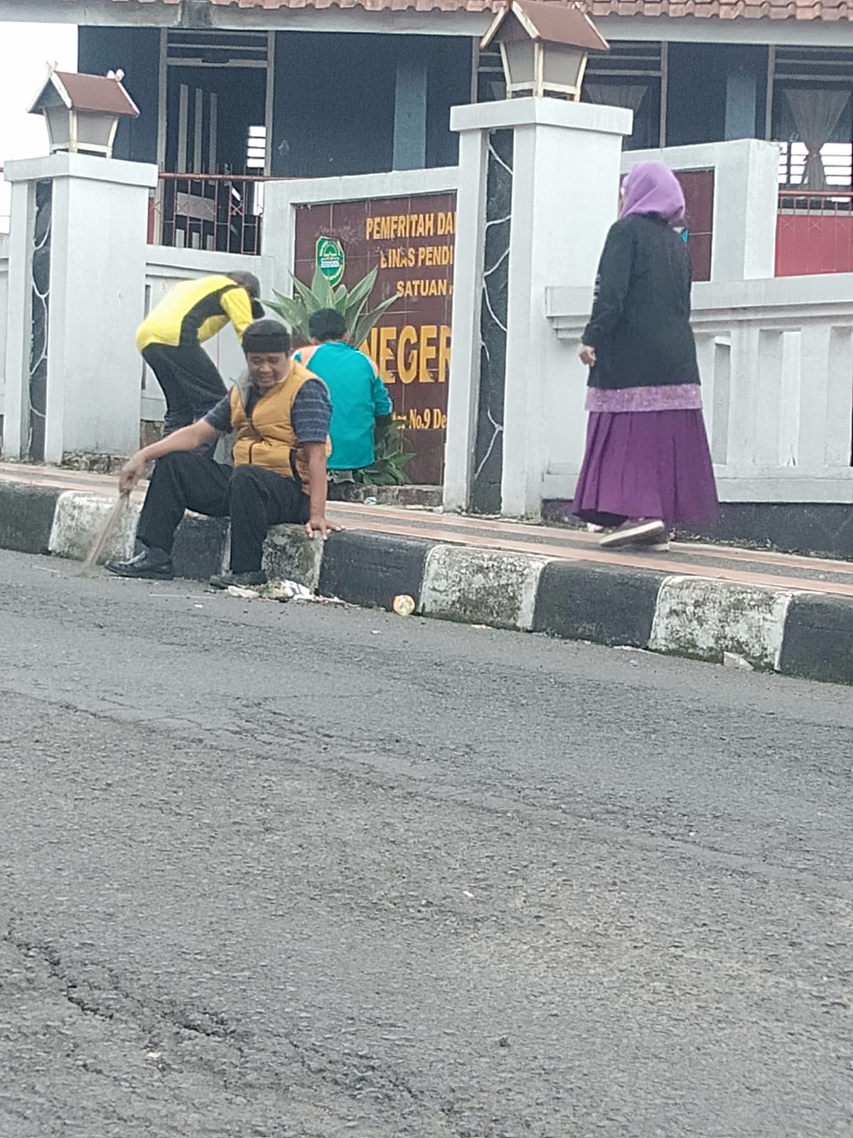 Kepala Sekolah SDN Giri Mekar Desa Ciater Kecamatan Ciater giat Korpe di Lingkungan Sekolah dan Lainnya