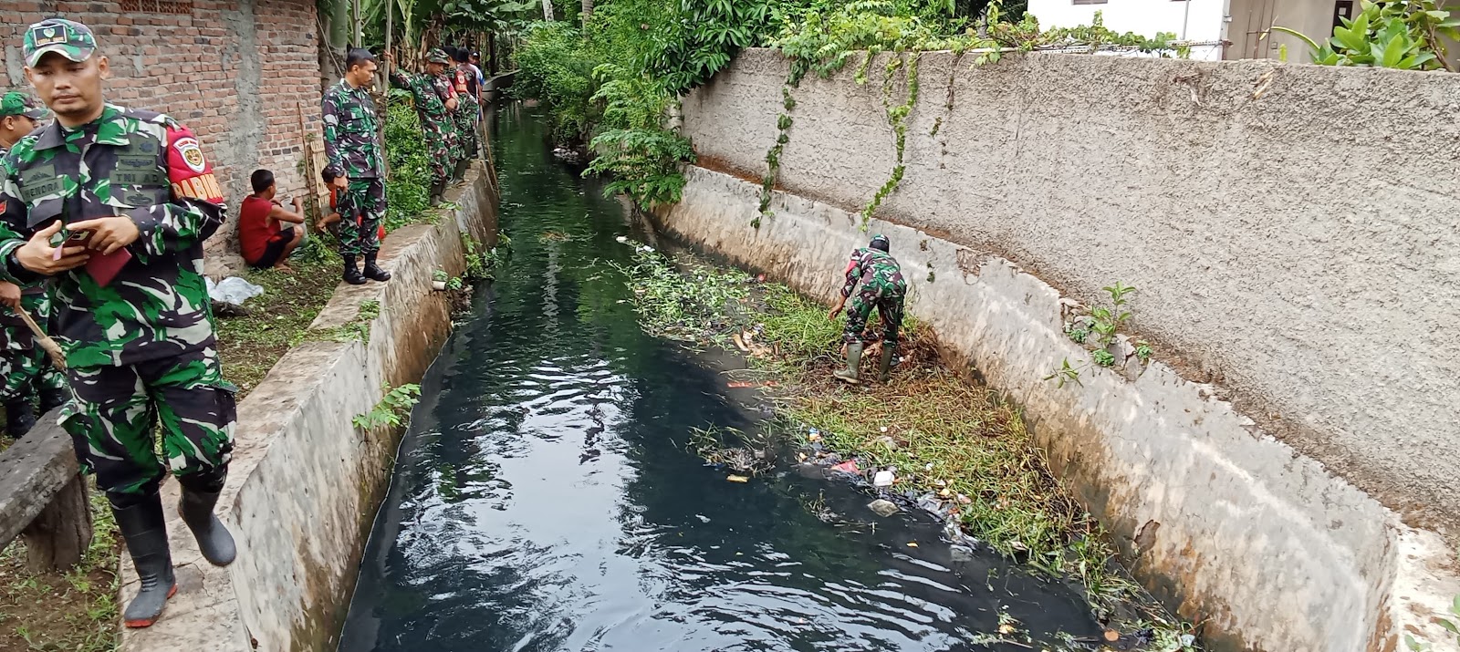 Kerja Bakti Koramil 0502 Pagaden Kerja sama Pemdes Kamarung Kecamatan Pagaden dalam Pencegahan dan Antisifasi akan bahaya banjir