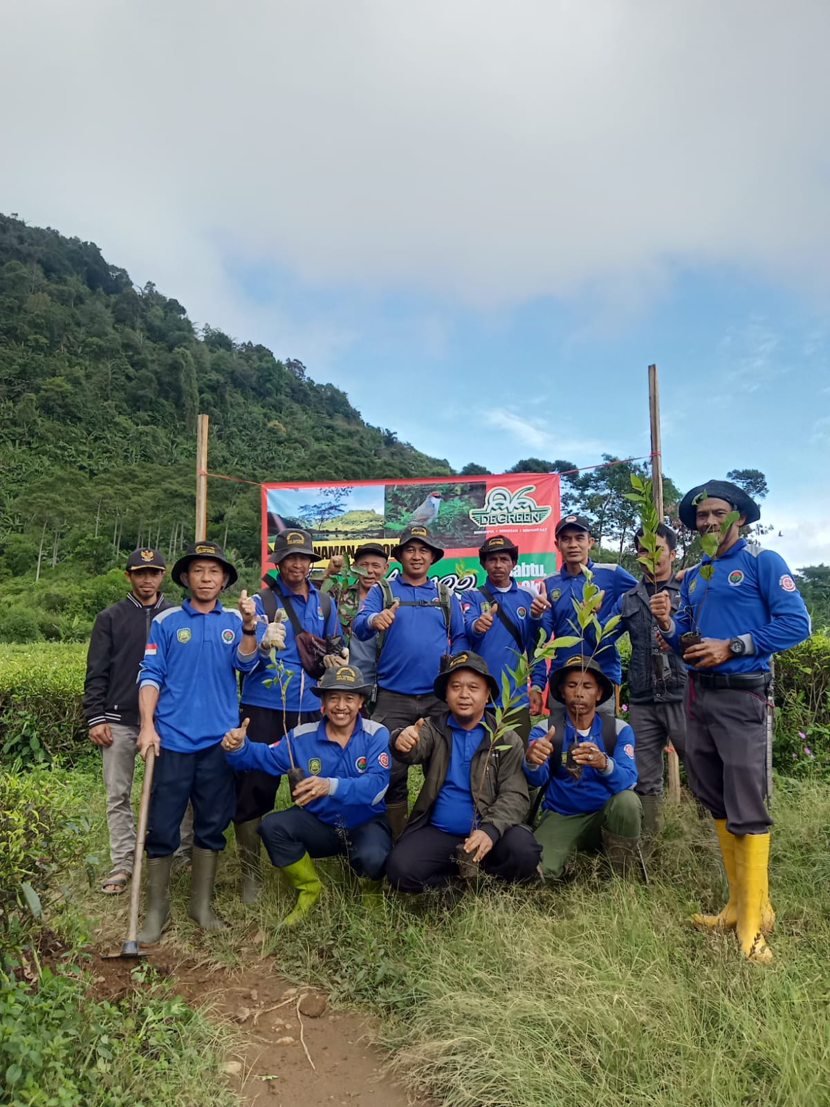 Kerja sama PTPN VIII dengan Pemdes Cupunagara Kecamatan Cisalak Kabupaten Subang Tanam pohon 2022