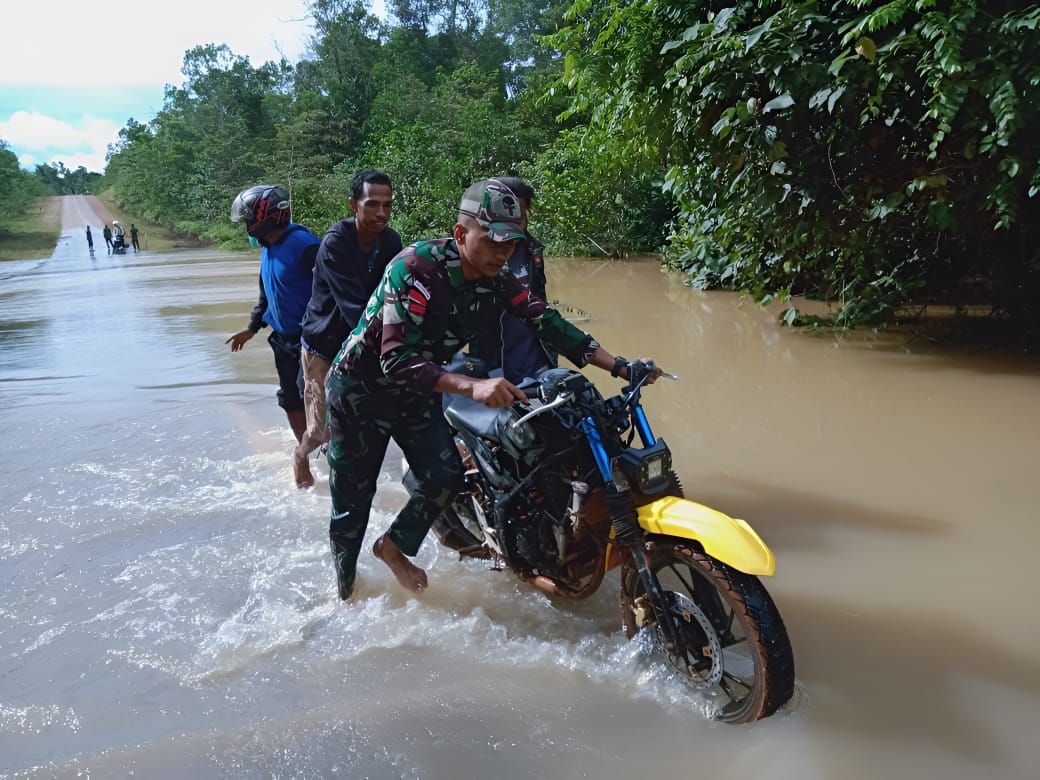 Ketika Rakyat Lebih Utama Dibanding Nyawa, Detik-detik Satgas Yonif 725/Woroagi Selamatkan Pelajar Terbawa Arus Banjir