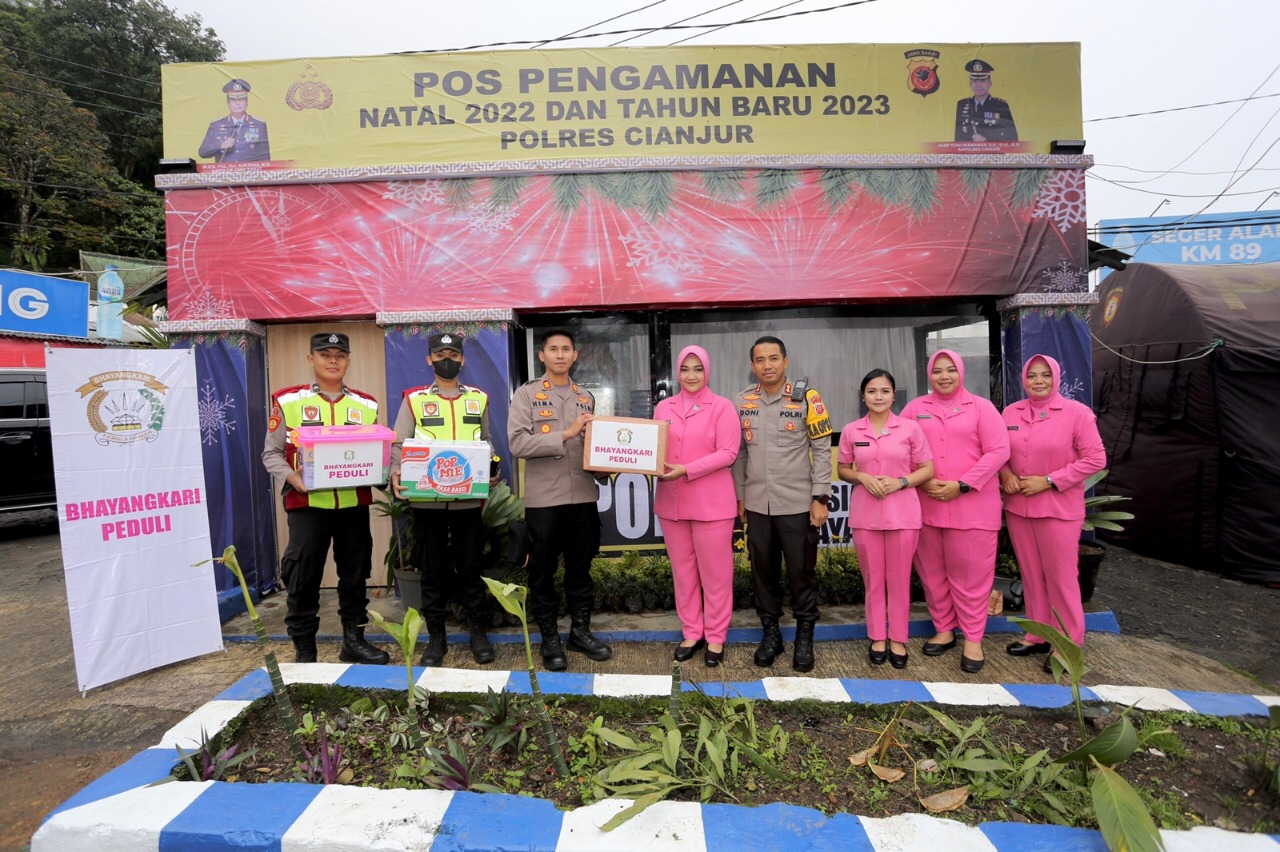 Ketua Bhayangkari Daerah Jabar, Tinjau Pos Pengamanan Nataru Di Kabupaten Cianjur