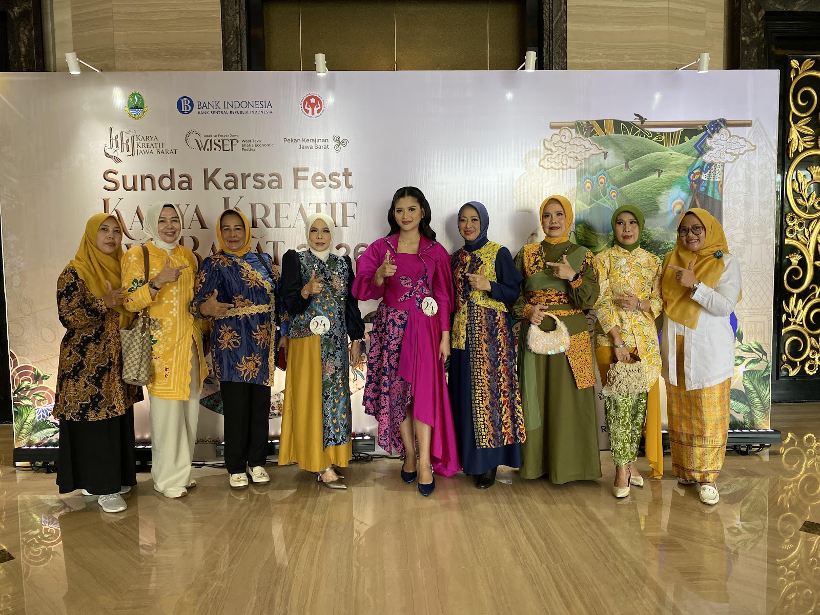 KETUA DEKRANASDA KABUPATEN SUBANG EGA ANJANI TAMPILKAN BUSANA MODERN ETHNIC ELEGANCE DI FASHION SHOW PKJB 2026