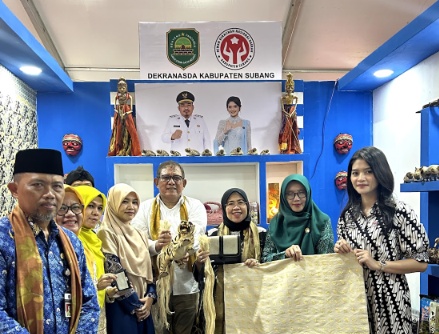 KETUA DEKRANASDA KABUPATEN SUBANG PROMOSIKAN SONGKET SIEUP KHAS SUBANG DI CILACAP