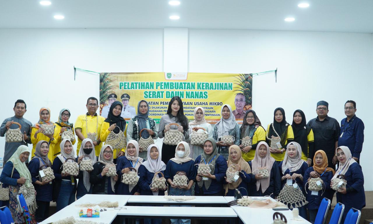 KETUA DEKRANASDA SUBANG TUTUP PELATIHAN KERAJINAN SERAT DAUN NANAS, DORONG UMKM NAIK KELAS