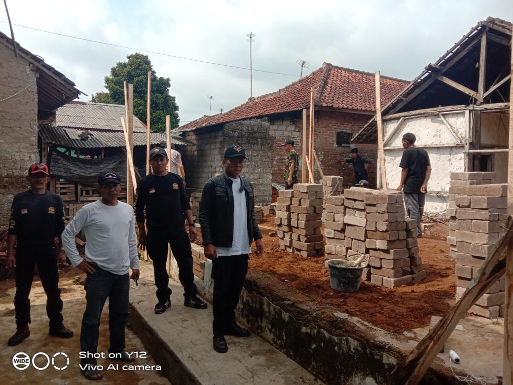 Ketua Ormas PP PAC Sagalaherang dan Anggotanya Bantu Warga Bangunkan Rumah Tidak Layak Huni Di Kampung Cileungsing