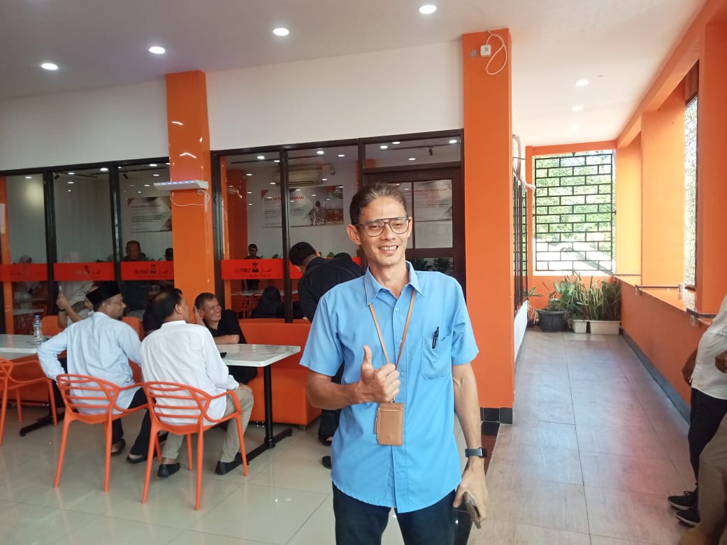 Ketua RW02  Hadiri  Pembukaan  Almaz  Fried Chicken Di Lingkungannya Juga  Mengapresiasi