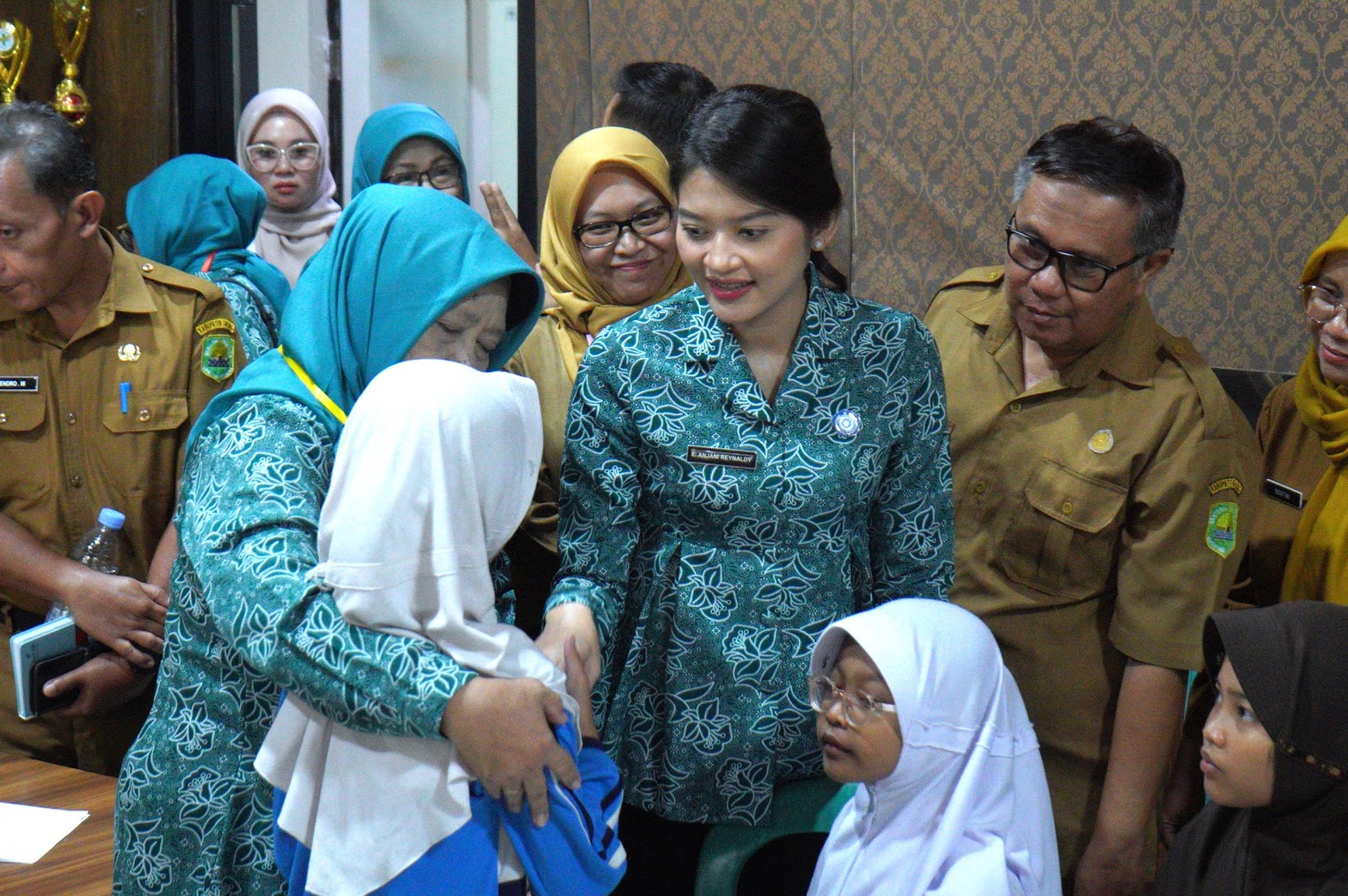 Ketua TP PKK Kabupaten Subang Pantau Pemeriksaan Mata dan Program Pembagian 1000 Kacamata untuk Pelajar