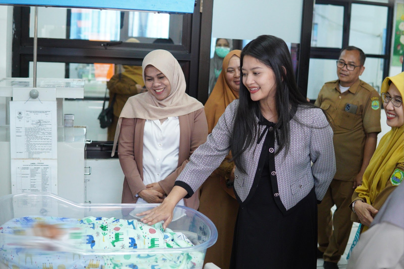 KETUA TP PKK SUBANG JENGUK BAYI YANG DITEMUKAN DI PERSAWAHAN PUSAKANAGARA, INGATKAN PENTINGNYA TANGGUNG JAWAB DAN KASIH SAYANG ORANG TUA