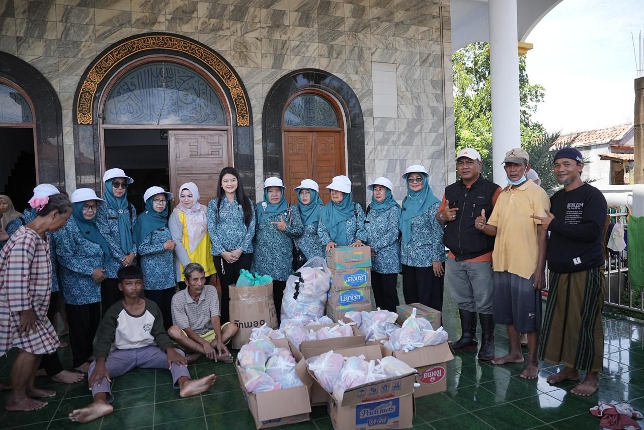 Ketua TP PKK Subang Sambangi Pengungsi Banjir Pamanukan di Masjid Al-Haddad
