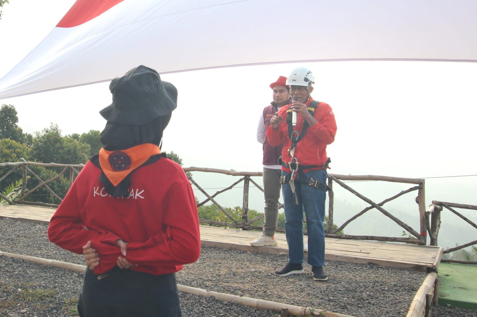 Kibarkan Bendera Merah-Putih Raksasa di Teras Pass Bukanagara,  Kang Jimat "ajak generasi muda Subang menjiwai semangat para pahlawan"