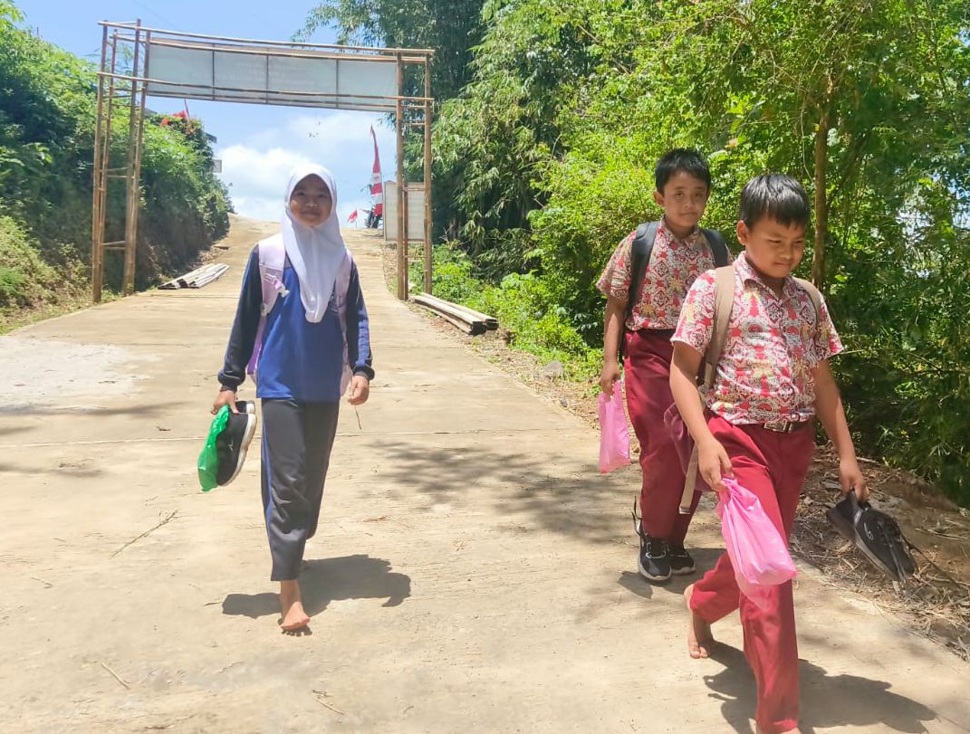 ‎Kini Ubaik Dan Temannya Tidak Kwatir Terlambat Sekolah Berkat TMMD 127 Kodim Wonogiri