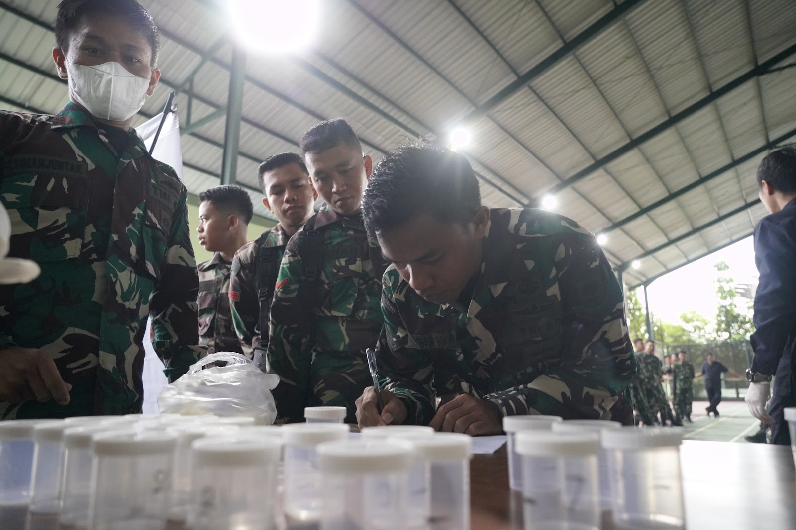 Komitmen Berantas Narkoba, Satuan Jajaran Korem 143/HO Laksanakan Tes Urine Secara Mendadak