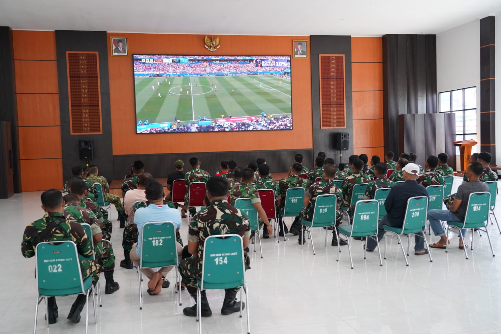 Korem 143/Halu Oleo Gelar Nobar Piala Dunia Bersama, Pererat Kebersamaan dan Semangat Persatuan