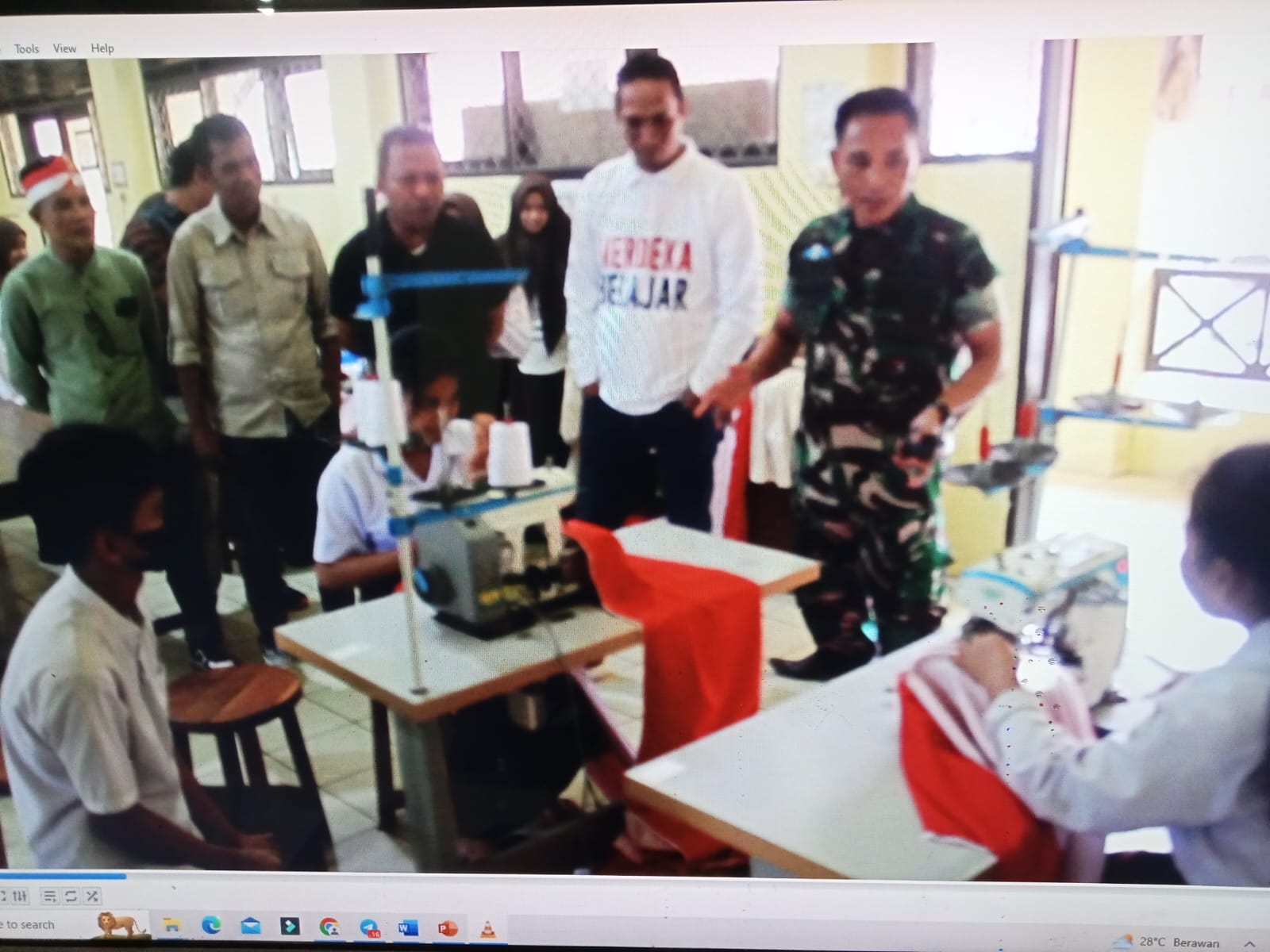 Korem 143/HO Tinjau Langsung Proses Penjahitan Bendera Sepanjang 17 Km di SMKN 3 Kendari dan SMKN 4 Kendari