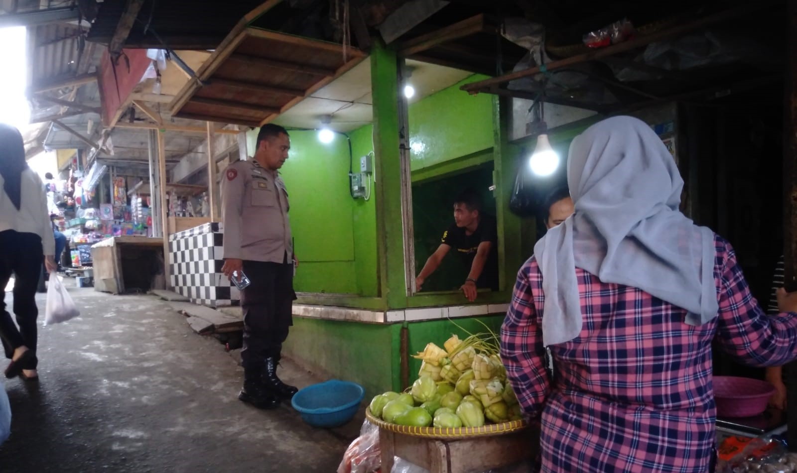 KRYD Polsek Paseh ke Pasar Tradisional Legok Kaler Dalam Rangka Monitoring Ketahanan Pangan