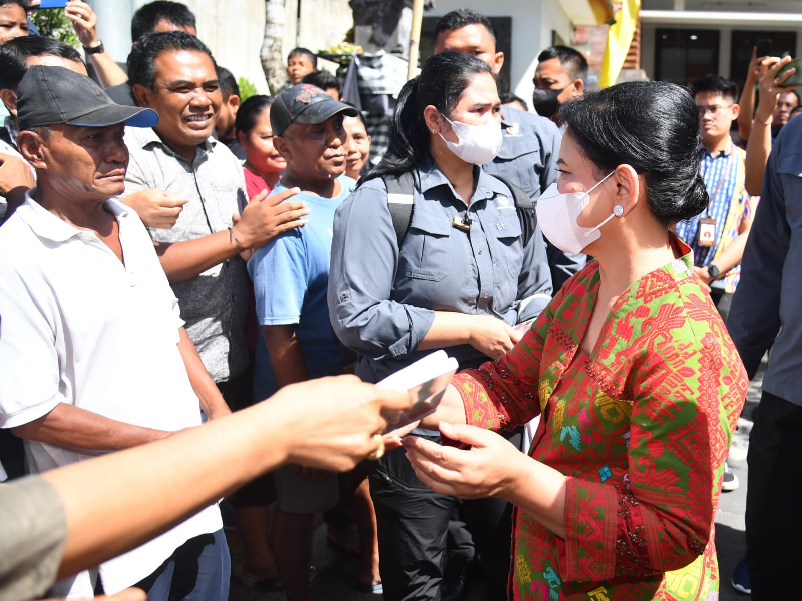Kunjungi Pasar Sukawati, Ibu Iriana Sapa Warga dan Beli Sejumlah Produk Lokal