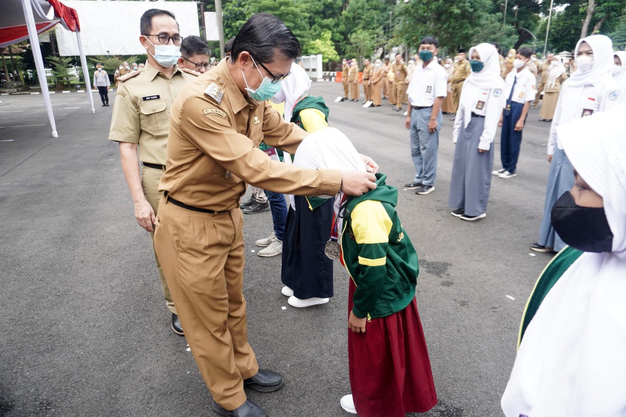 Laksanakan Apel Pagi, Kang Akur : Tetap Jaga Lingkungan Kita