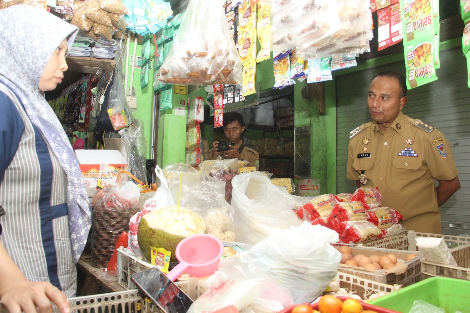 Laksanakan Kunjungan Lapangan, Pj. Bupati Pastikan Harga di Pasaran terkendali dan Pelayanan Kesehatan Terpenuhi