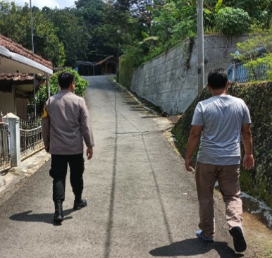 Laksanakan Patroli Jalan Kaki, Bhabinkamtibmas Polsek Cisarua Sisir Jalan Pedesaan