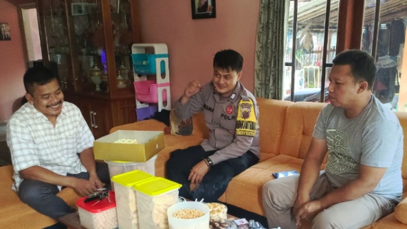 Laksanakan Silaturahmi Kamtibmas, Bhabinkamtibmas Polsek Cisarua Sambangi Tokoh Masyarakat