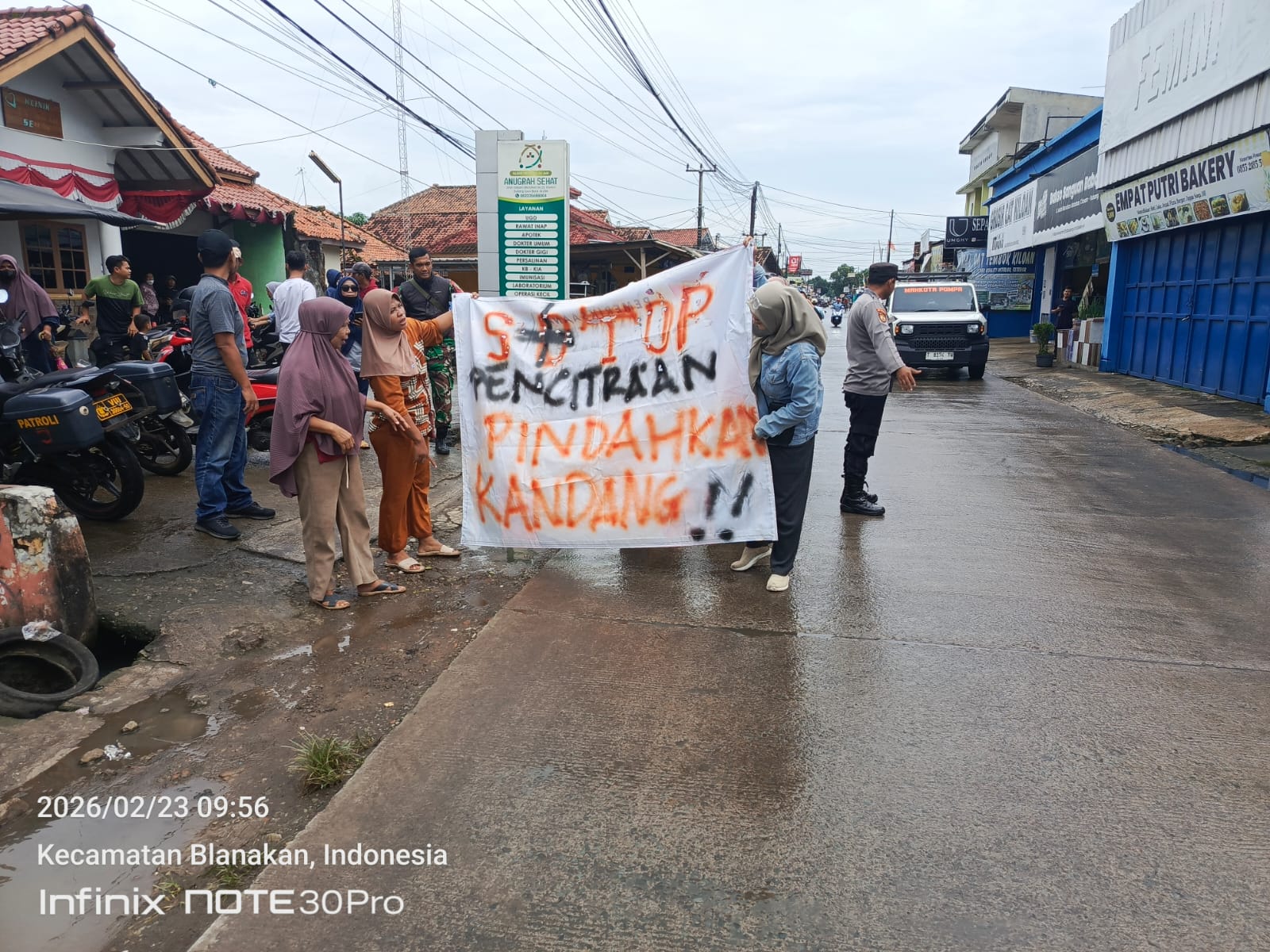 Lalat Vs Citra Medsos : Warga Babakan 'Kepung' Desa, Tuntut Kandang Ayam BUMDDES Angkat Kaki