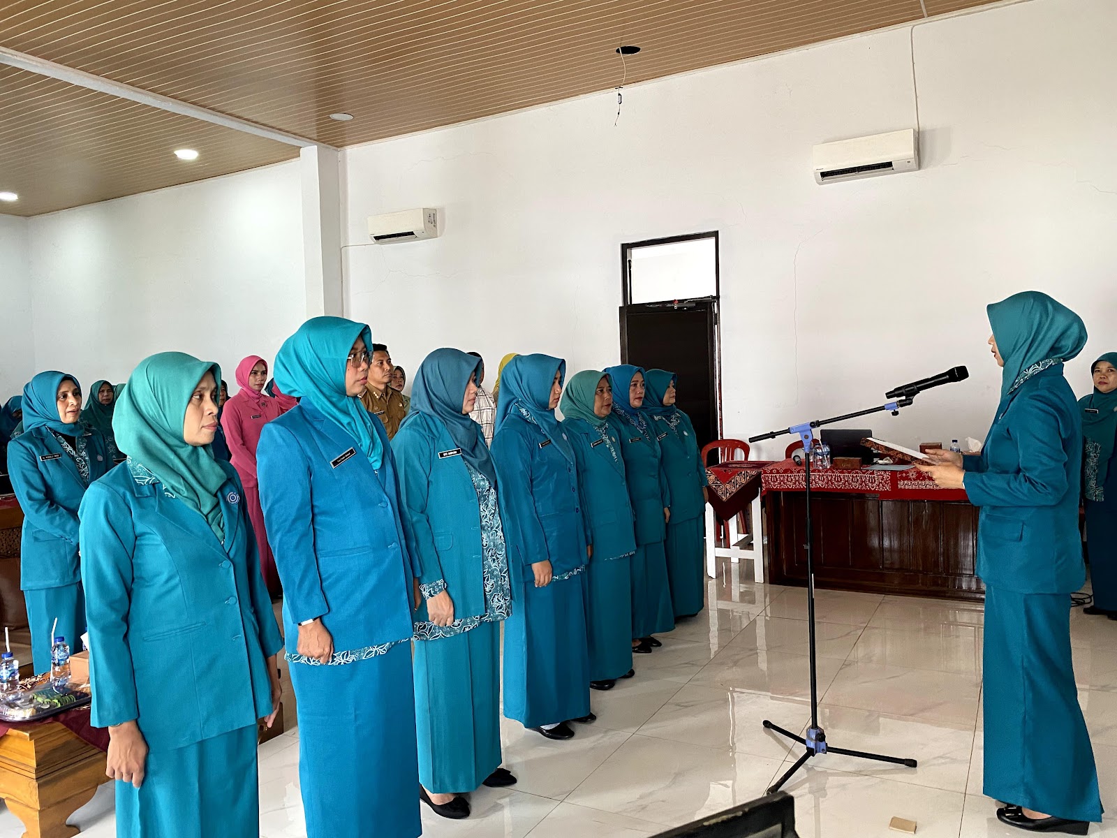 Lantik Ketua TP PKK Kecamatan Cipeundeuy, Ny. Rosnelly Ajak Kader Tangani Permasalahan Sampah