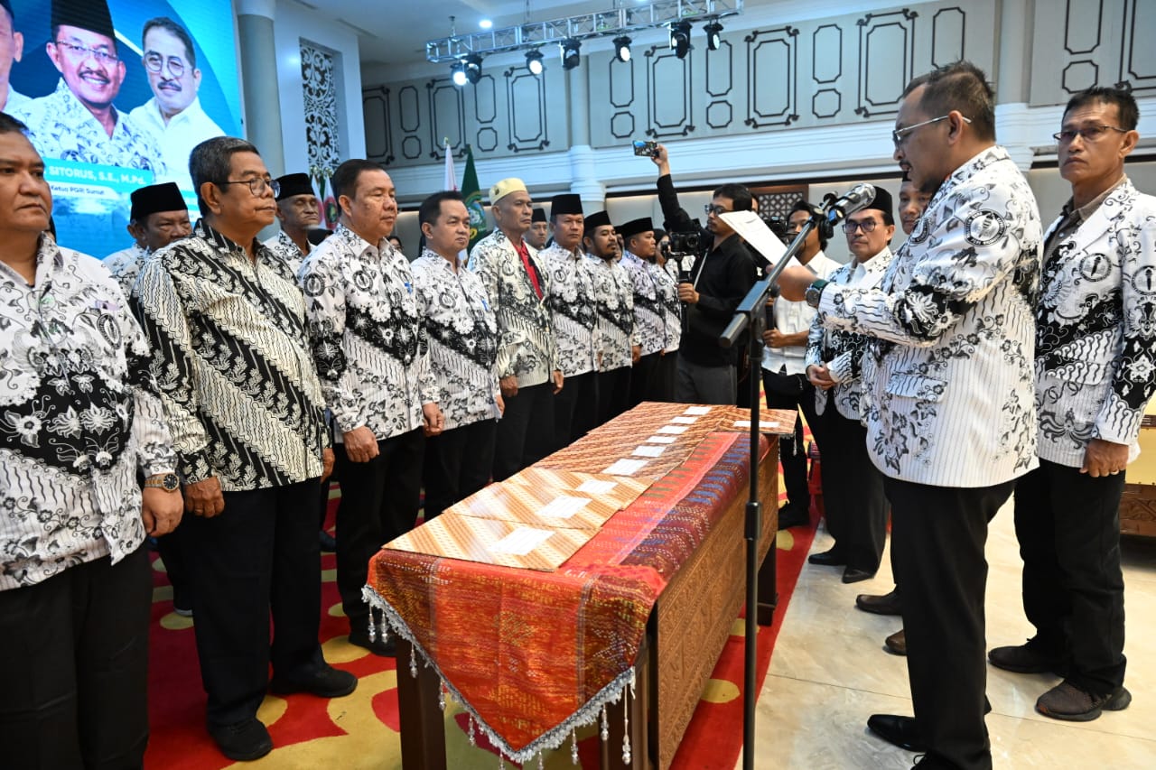 Lantik Pengurus Perangkat Kelengkapan Organisasi PGRI Sumut, Ilyas Sitorus Berharap Dapat Melakukan Penguatan Organisasi