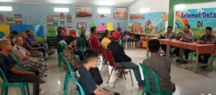 Lebih Dekat Dengan Masyarakat, Polisi Selenggarakan Kegiatan "Jumat Curhat"