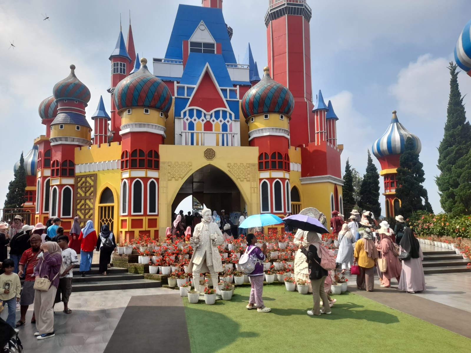 Libur Sekolah Ribuan  Pengunjung Padati Wisata D'Castello Subang