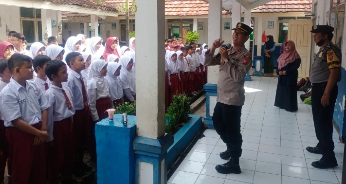 Lindungi Generasi Emas, Kapolsek Pagaden Sampaikan Bimbingan dan Imbauan di SDN 1 Rancabogo