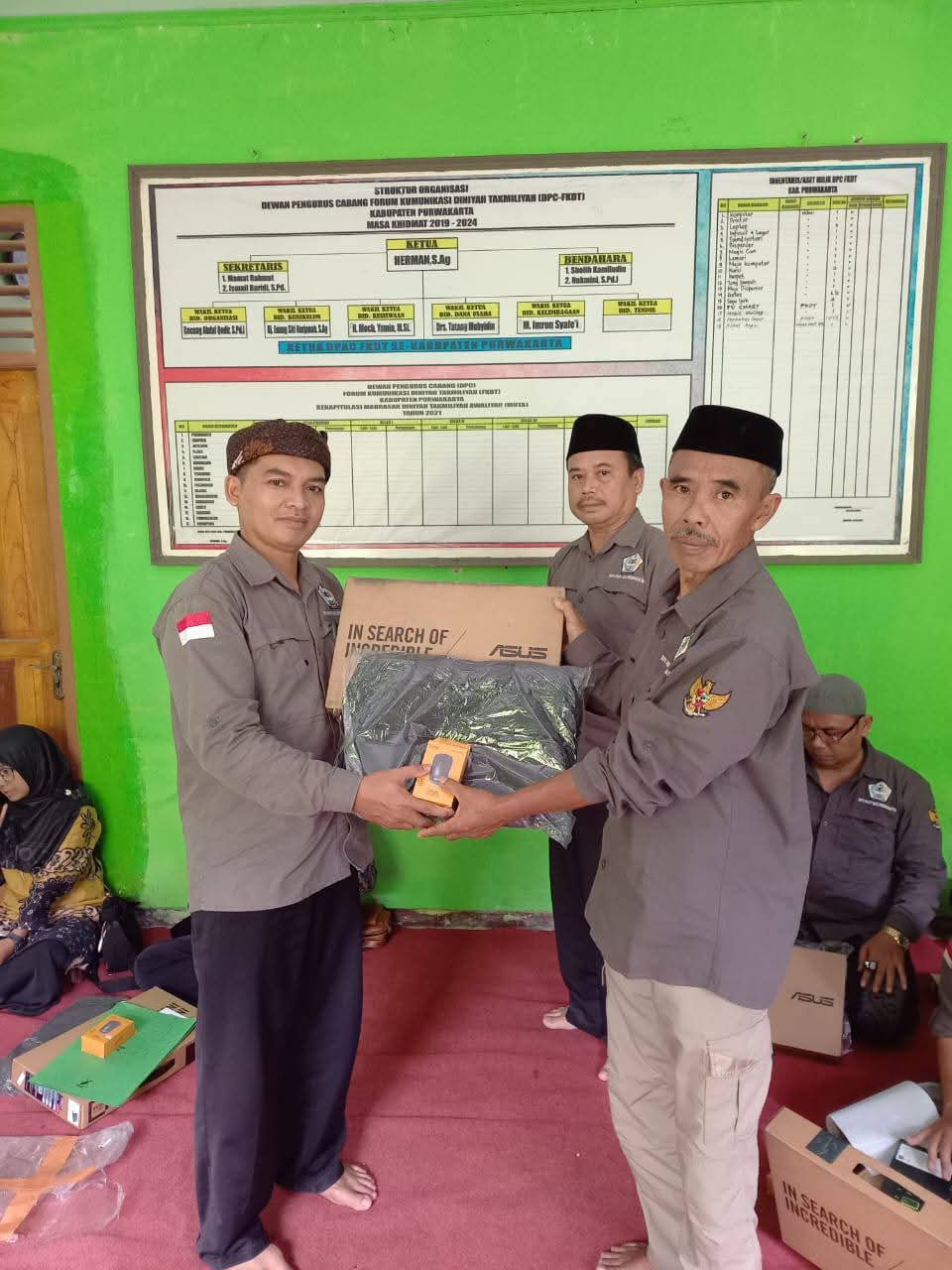 Luar Biasa,DPC FKDT Kab.Purwakarta Menyerahkan 17 Unit Laptop Kepada Para Ketua DPAC FKDT Kecamatan Se - Kabupaten Purwakarta