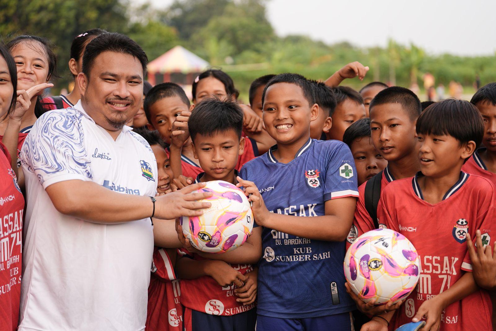 LUMAT CIPUNAGARA,KANG REY CETAK 1 GOL DALAM SEPAKBOLA PERSAHABATAN