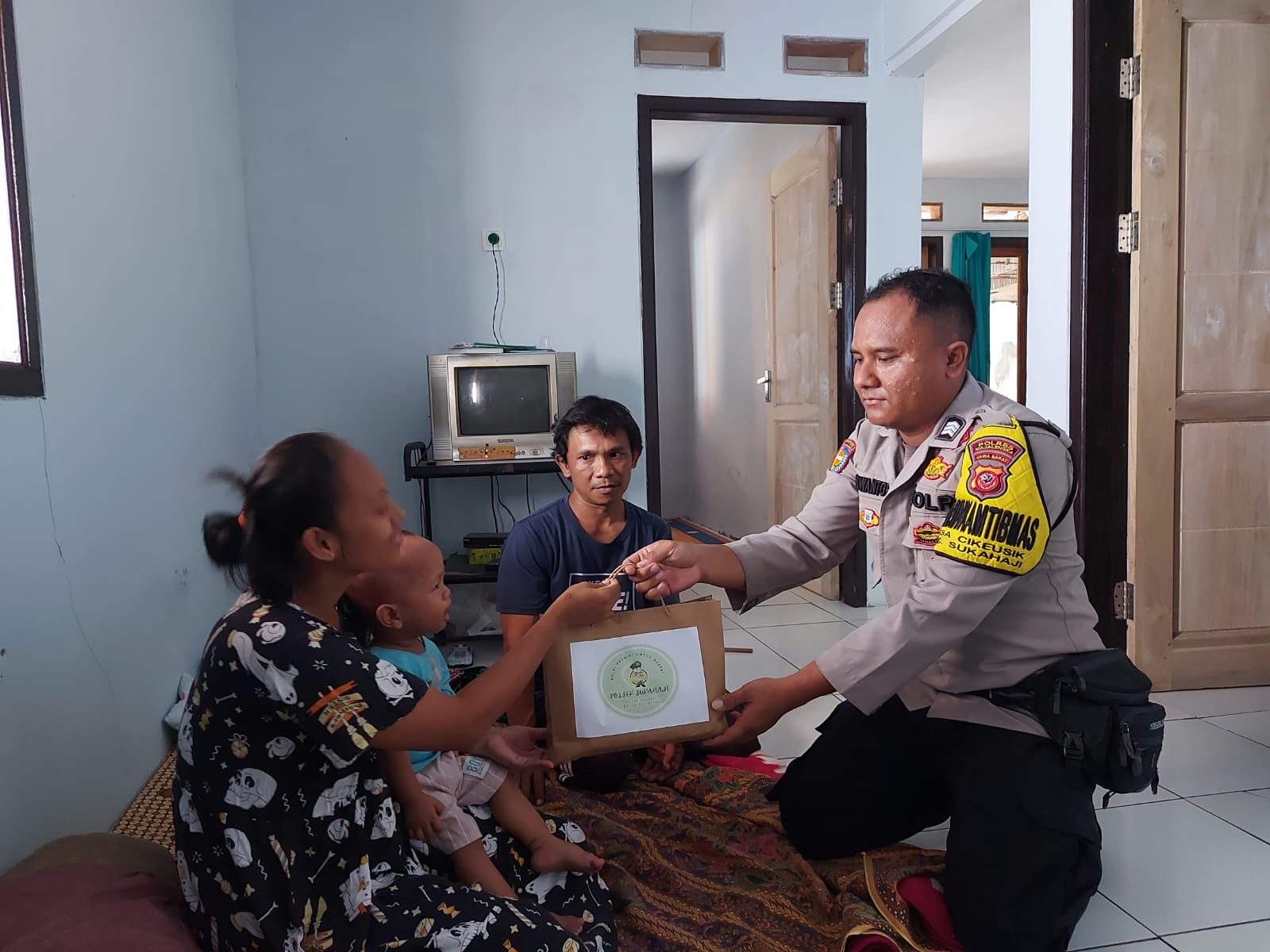 Majalengka : Polisi  Salurkan Bantuan untuk Anak Stunting di Desa Cikeusik