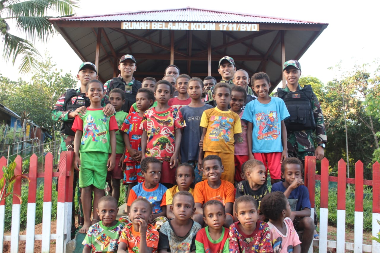Manfaat Fasilitas Rumah Belajar, Satgas Pamtas Yonif 725/Woroagi Memberikan Materi Pelajaran kepada Anak-Anak di Perbatasan Papua