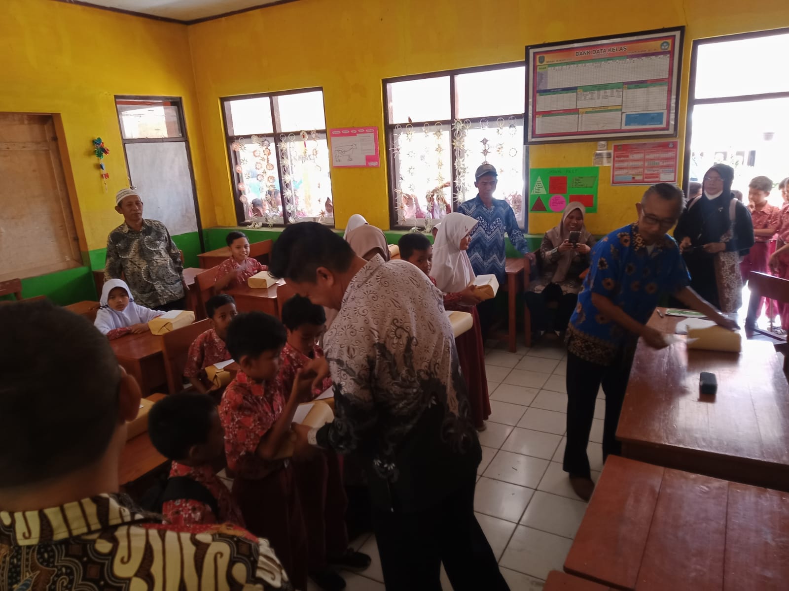 MANTAP,KADES LELES BAGIKAN BEASISWA KEPADA SISWA-SISWI BERPRESTASI DI DESANYA