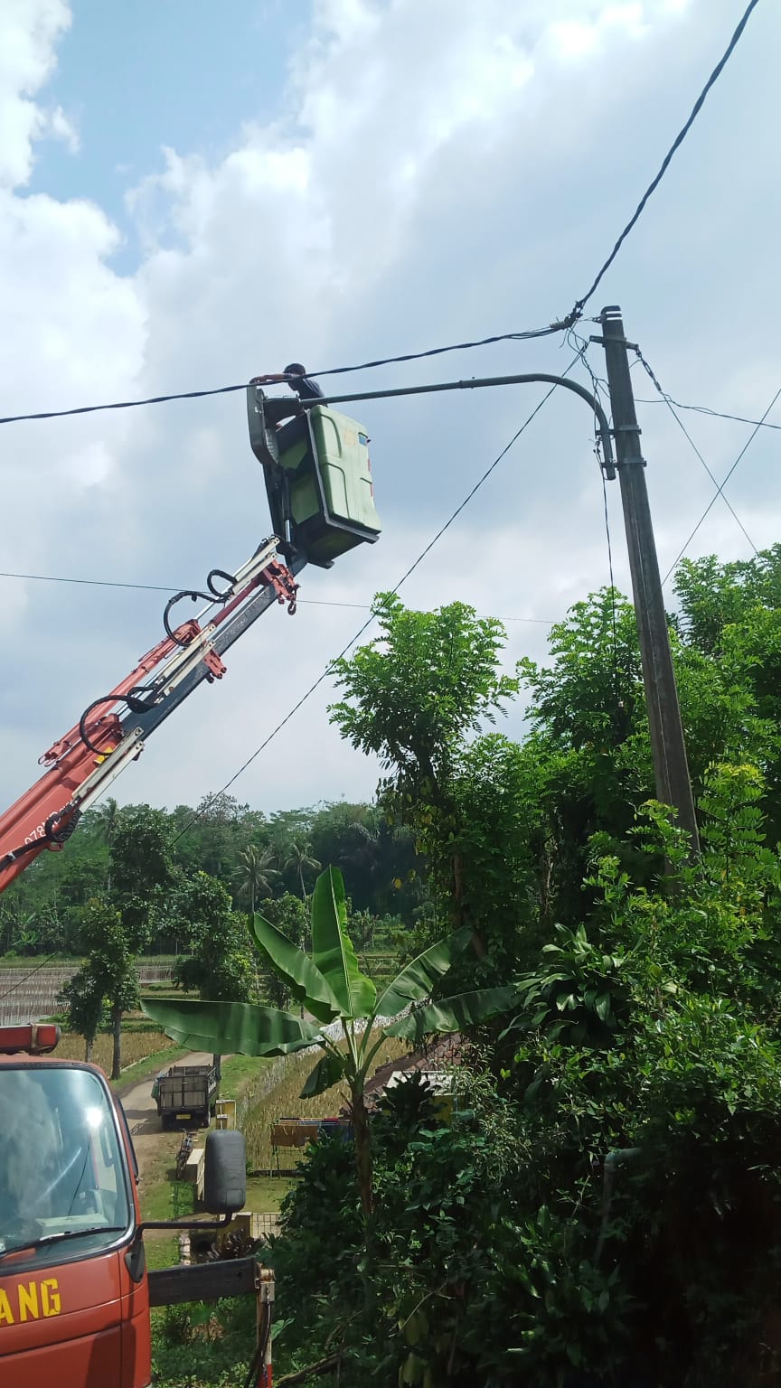 Masyarakat Cimeuhmal Dan Tanjungsiang Beri Acungan Jempol Terhadap Awak Media  Dan Dinhub Karena PJU Telah Nyala