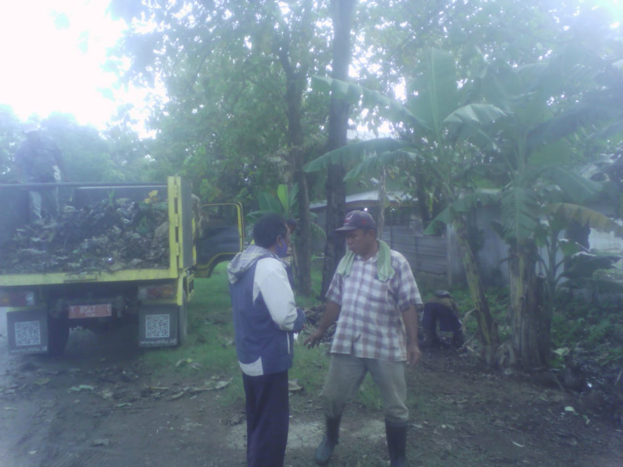 Masyarakat Desa Kerta Jaya Giat Bersih Lingkungan
