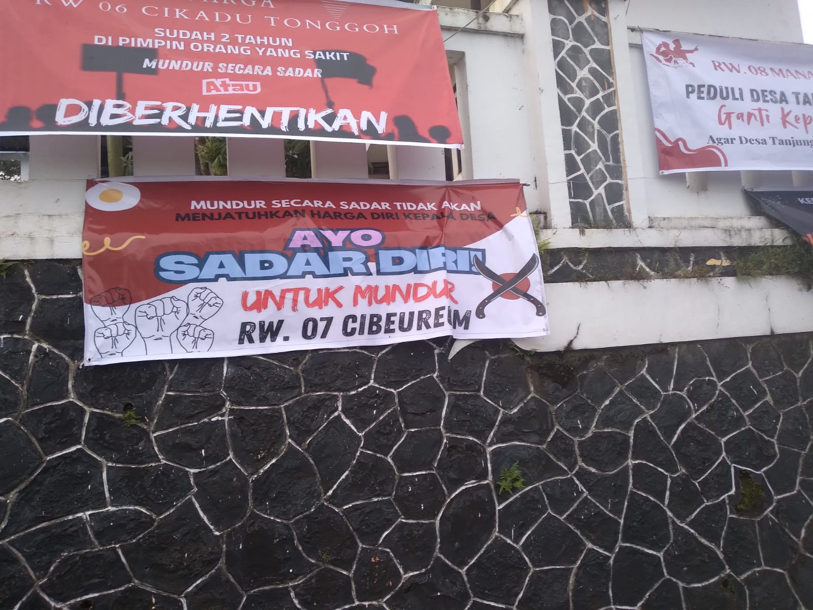 Masyarakat Desa Tanjungsiang marah, Lakukan Aksi Pasang Baliho  ngotot  ingin Kadesnya di ganti ? Terkesan di pertahankan, atau ada yang melindungi ?