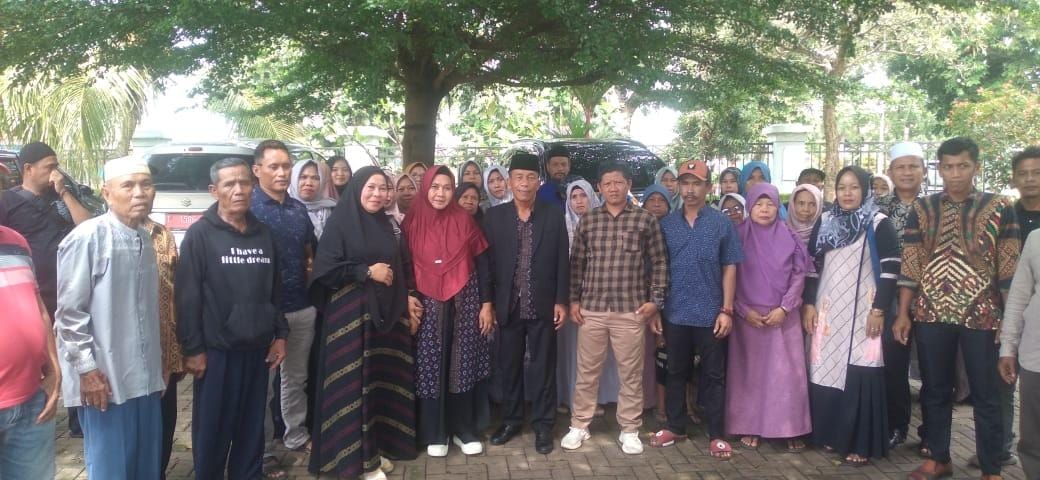 Masyarakat Tanjungsari Timur Antusias Mengantarkan H. Eko Alex Nur Santoso dan Hj.Eha Julaeha Berangkat Umroh Ketanah Suci