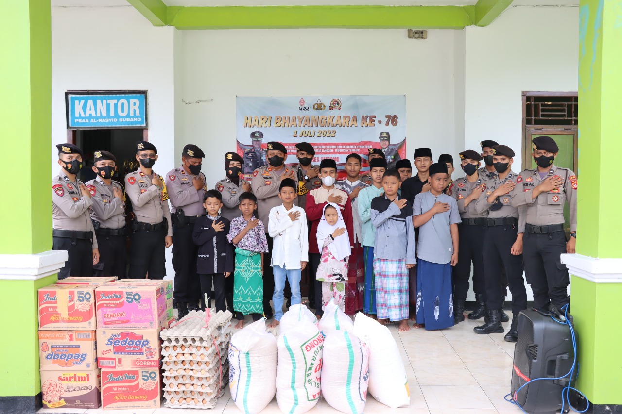 Melalui HUT Bhayangkara Ke-76 Kasat Samapta Polres Subang Gelar Giat Bakti Sosial ke Panti Asuhan Anak Al-Rasid