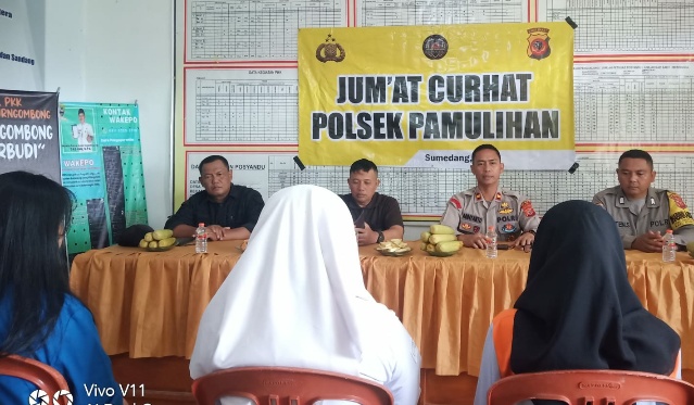 Melalui Jumat Curhat Polisi, Warga Desa Haurgombong Pamulihan Sampaikan Keluhannya
