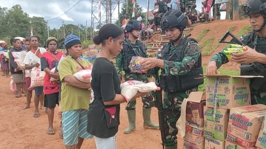 Membawa Kepedulian di Perbatasan, Satgas Pamtas Yonif 725/Woroagi Bagikan Sembako Kepada Masyarakat