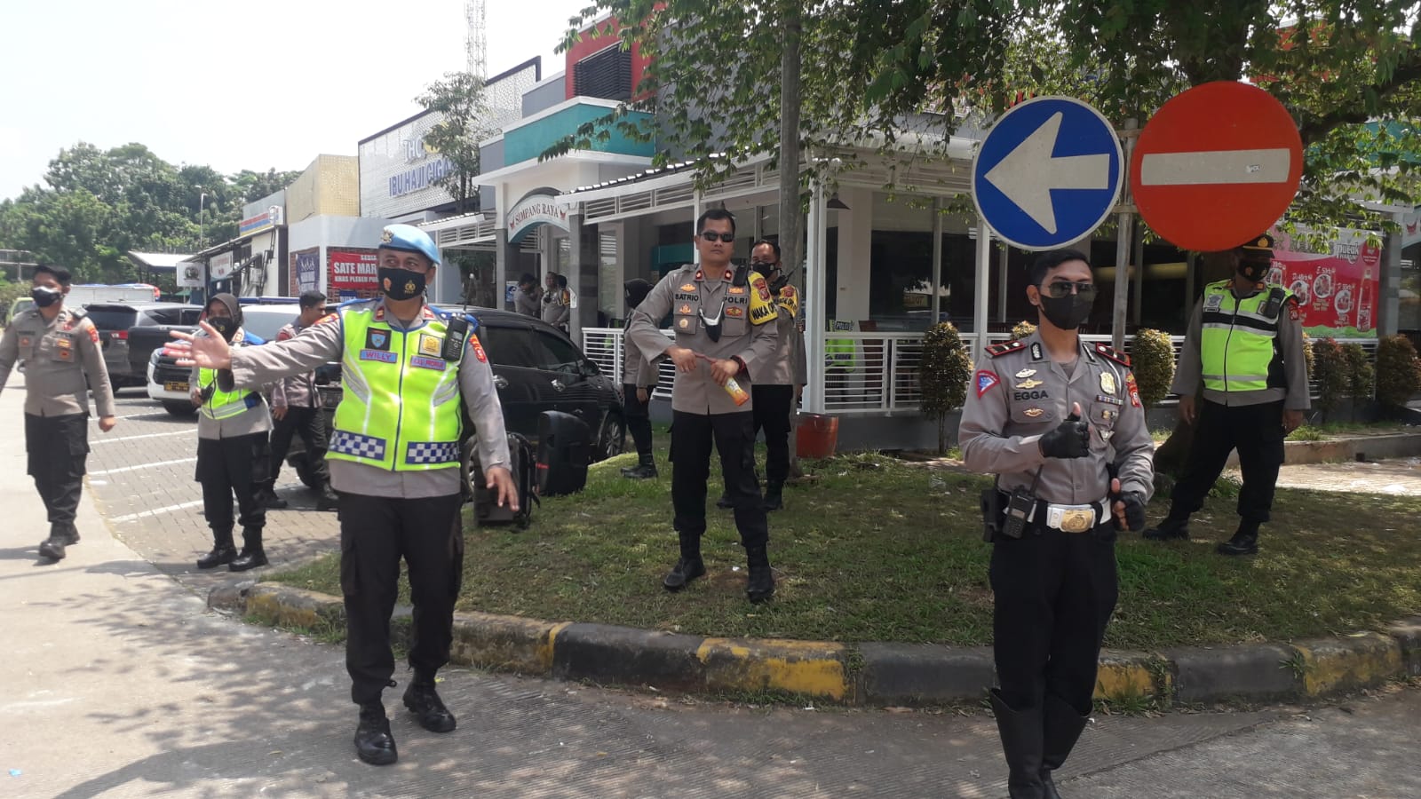 Menghibur Pemudik Jajaran Polres Ajak  Joget Bersama