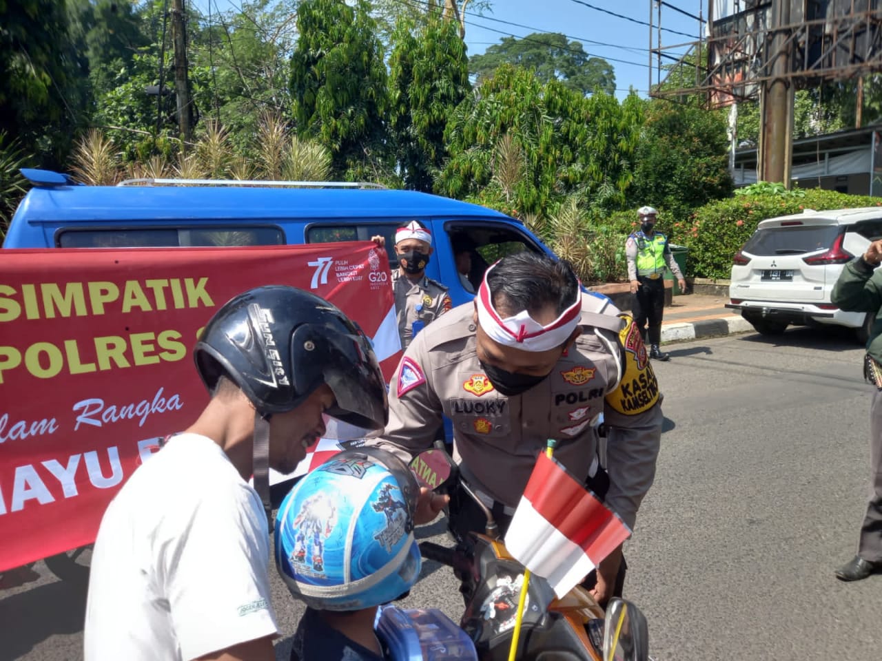 Menyambut HUT Kemerdekaan RI Ke-77, Satlantas Polres Subang Bagi-bagi Bendera dan Snack Kepengguna Jalan