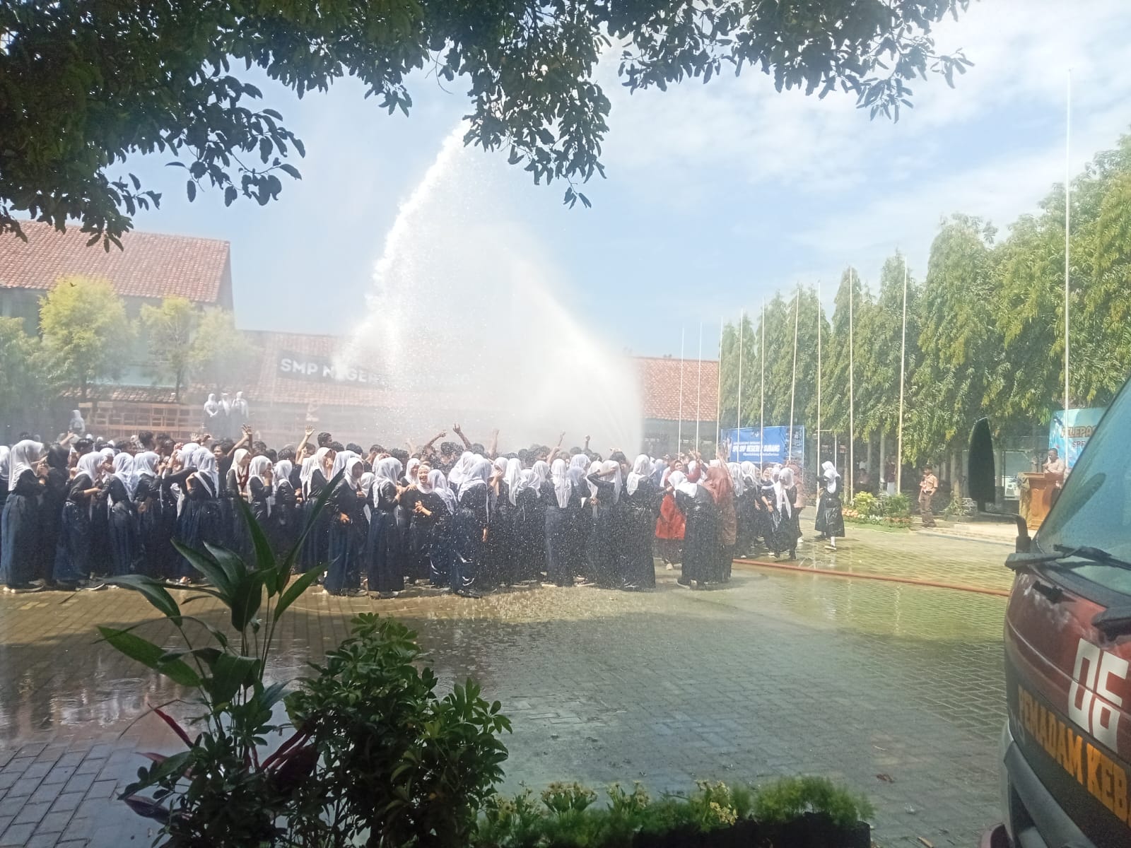 Meriah Sambil Main Air Pelepasan Kelas IX SMP Negeri 2 Subang   Sederhana Namun Berkesan