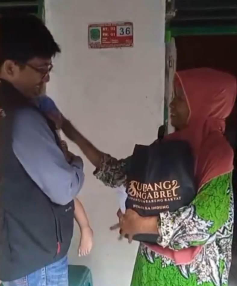 Mewujudkan program Pemkab Subang "Nyaah Ka Indung" Asep Iwan Mewakili Baznas Menyerahkan Bantuan